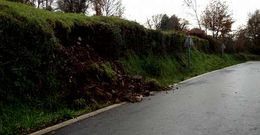 Esta carretera cruce�a de dependencia de la Diputaci�n provincial registra varios desprendimientos.