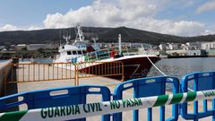 En una zona del muelle precintada por la Guardia Civil sigue el Carla, confiando en que el próximo día 27 le permitan reanudar la actividad
