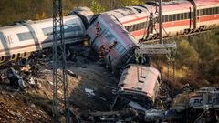Efectivos de la UME trabajan en los vagones descarrilados en la zona del accidente ferroviario en Urda, a 29 de octubre de 2026, en Urda, Toledo, Castilla-La Mancha.