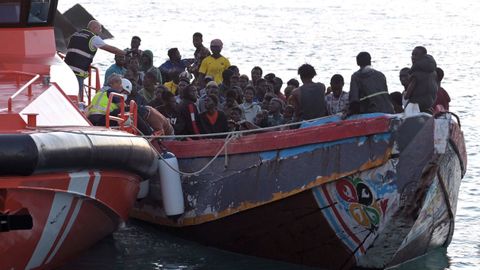 Cayuco con 198 migrantes subsaharianos a bordo, llegando la semana pasada a El Hierro.
