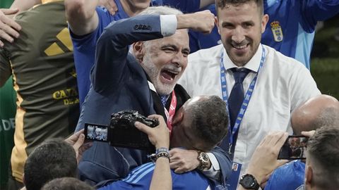 El centrocampista del Oviedo Santi Cazorla celebra con el m�ximo accionista del club Jes�s �lvarez el ascenso a Primera Divisi�n