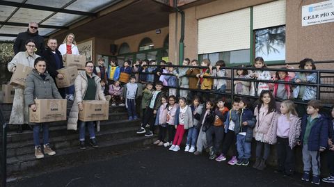 El colegio Po XII deposit en manos de Jos Seixo el cargamento solidario de libros que recaudaron para el CEIP Carme de Miquel de Algemes. l lo llevar en un vehculo propio hasta su destino, en donde est previsto que lo reciban el sbado la direccin del centro valenciano y Marta Lacomba, la persona que all sirvi de contacto para esta iniciativa.