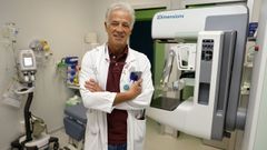 Gonzalo de Castro, con un mam�grafo en la unidad de mama del Meixoeiro