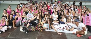 Participantes en la exhibici�n y clase de zumba celebrada ayer en el polideportivo de A Laracha. 