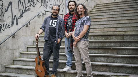 De izquierda a derecha, Rom&aacute;n Puga, Daniel L&oacute;pez y Yago P&eacute;rez, m&uacute;sicos de Os Tres Porquinhos