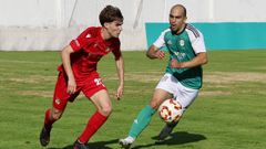 David Ben presiona a un jugador del San Tirso.