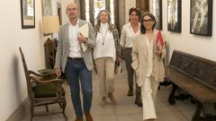 Los concejales no adscritos, Gonzalo Mu��os, Mila Castro, Marta �lvarez y Mercedes Ros�n (de izquierda a derecha) en un pasillo del pazo de Raxoi