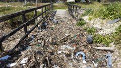 Uno de los accesos a la playa ceense de Estorde este fin de semana