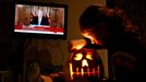 Una ni�a modela una calabaza de Halloween mientras Boris Johnson anuncia el confinamiento de Inglaterra