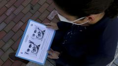 La hija del doctor Cuadrado, desaparecido en 1990, muestra una foto de su padre, con 49 a�os, junto a otra de c�mo ser�a ahora, con 79