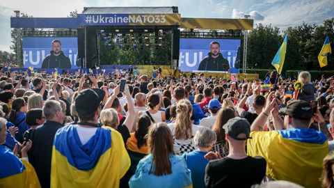 Zelenski en un acto celebrado en Vilna junto a lituanos ataviados con banderas ucranianas.