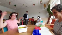 Roc�o y Ana sonr�en durante la visita del director xeral de Atenci�n Sociosanitaria, Ant�n Acevedo.