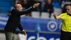 Javi Rozada, con Gorostegui Fern�ndez delante, durante el Oviedo-Sporting