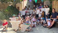 Ni�os que participan en los campamentos de verano con la camiseta dise�ada por Xiana