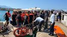 Supervivientes del naufragio del barco llegan al puerto de Girne, en el norte de Chipre