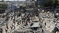 Los palestinos inspeccionan la escena del campamento devastado porel bombardeo israel contra las tiendas de campaa de los desplazados de Al-Mawasi.