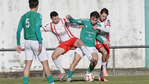 Adri D&iacute;az puga por el bal&oacute;n ante dos rivales durante el Xove Lago-Monterroso.