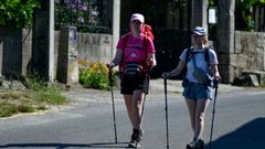 Dos peregrinas, el pasado sbado en el tramo del Camino Primitivo que pasa por Gondar (Lugo)