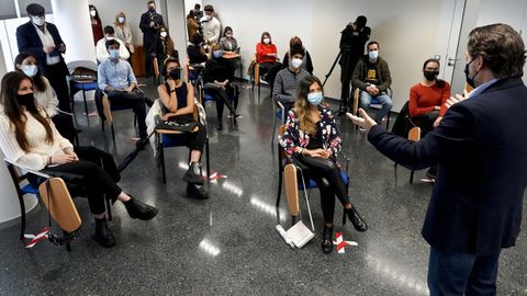 El secretario xeral de Emigracin, en mayo, hablando con hijos de emigrantes becados en la Universidade de Vigo.