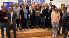 Lauda, primera por la izquierda, en un acto del PP de Cambre con el presidente provincial, Diego Calvo.