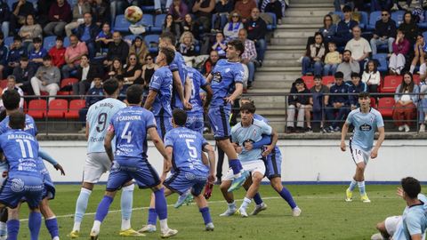 Los jugadores del Ourense CF en el anterior partido ante el Celta Fortuna en O Couto