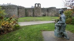 Imagen de la Muralla en la zona peatonalizada de A Mosqueira, único lugar que conserva en parte el aspecto que tuvieron las torres de cada cubo 