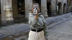 Una estudiante picheleira, Claudia, est� detr�s de la cuenta an�nima de Instagram Compostelans in Santiago. Su foto de perfil es una imagen antigua de las hermanas Maruxa y Coralia Fandi�o, m�s conocidas como Las Mar�as o las Dos en Punto. Para ella son un �modelo de estilo en Santiago, porque se atrev�an a ponerse colores cuando todo el mundo iba de negro y a pesar de todo lo que les toc� vivir... hay mucha gente joven o de fuera que no sabe a�n quienes son y se merecen todos los homenajes�