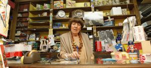 Quinita Mur, nuera del fundador, relev� a su marido hace 20 a�os en la tienda llena de recuerdos que para ella es como su casa. 