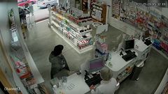 Atraco a punta de navaja en una farmacia de Oleiros.Momento en que el ladr�n asalt� una de las boticas