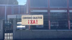 Pancarta en el parque de bomberos de Betanzos