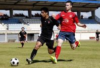 Un futbolista del Calasancio trata de neutralizar la internada de un jugador del Victoria.