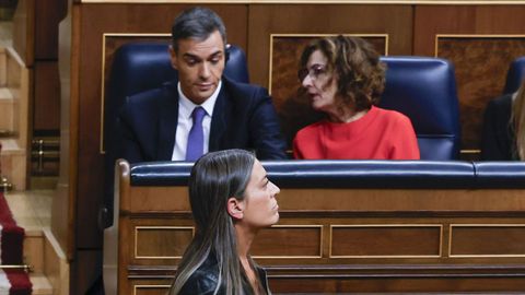 La portavoz de Junts, Mriam Nogueras, pasa ante el presidente del Gobierno, Pedro Snchez y la vicepresidenta primera y ministra de Hacienda, Mara Jess Montero.
