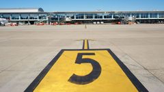 Imagen de archivo de la plataforma y terminal de pasajeros del aeropuerto de Peinador