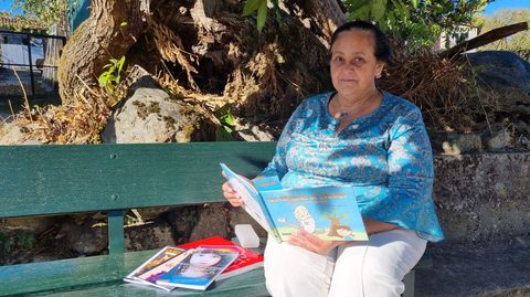 Alejandra Techera con una copia de Los consejos de Eubaxes, uno de sus libros publicados en papel.