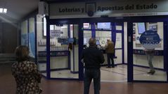 Colas en la puerta de la aministraci�n de Loter�a Anta, en las Galer�as Centrales