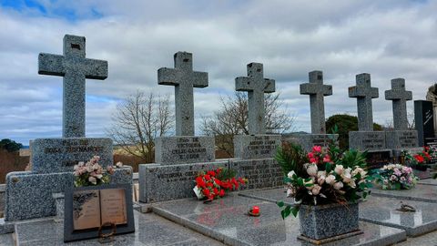 Imagen de varias de las l�pidas donde robaron los cristos de metal