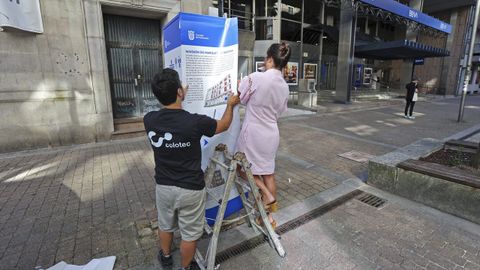 Colocación en Gutiérrez Mellado del primero de los monolitos historiados de Pontevedra en cajas de cuadros de control de la luz
