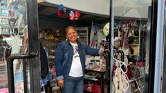 Raquel Mel�ndez, con el cristal de la puerta de su negocio roto