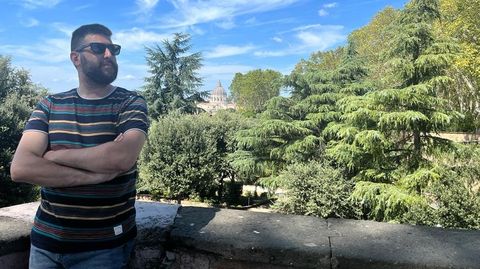 Hugo Andrade, en un mirador de Roma, con la cúpula del Vaticano al fondo.