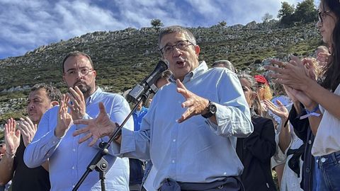 El portavoz parlamentario del PSOE, Patxi Lpez, junto al presidente de Asturias, Adrin Barbn.