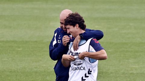 Claudio Gir�ldez, con Hugo Gonz�lez, en el entrenamiento del Celta de este s�bado.