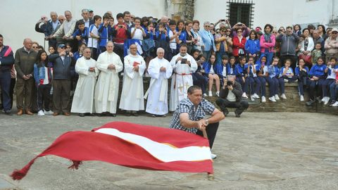 Bandeo del pendn en la Romera de As Cruces, en Arante (Ribadeo)