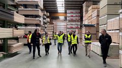 Personal de Maderas Besteiro y del Cesuga, recorriendo este viernes las instalaciones de la empresa.