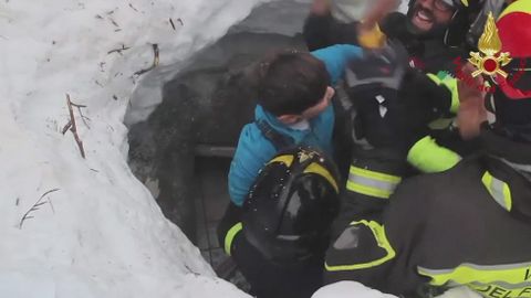 Rescatan a ocho supervivientes del hotel sepultado por la nieve en Italia