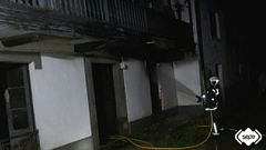 Efectivos de bomberos apagando el fuego