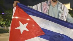 Un hombre sostiene una bandera de Cuba, en una foto de archivo.