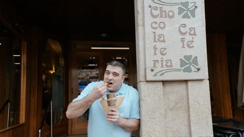 Jos Ignacio, comiendo uno churros con chocolate del Cndido