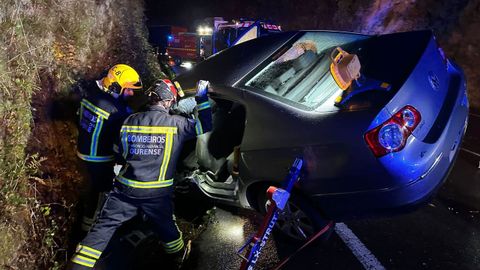 Bomberos comarcales liberando a un conductor atrapado tras una colisin con un camin en la N-541 en O Carballio.