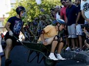 Las carretillas dejan su uso habitual por unas horas para convertirse en aut�nticos �b�lidos�. 