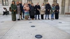 Miembros de la corporacin municipal de Pontevedra, este martes en la plaza de la Audiencia Provincial, donde estn las placas que recuerdan a las mujeres asesinadas